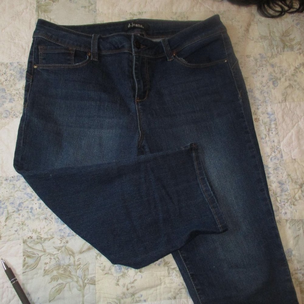 d. Jeans capri